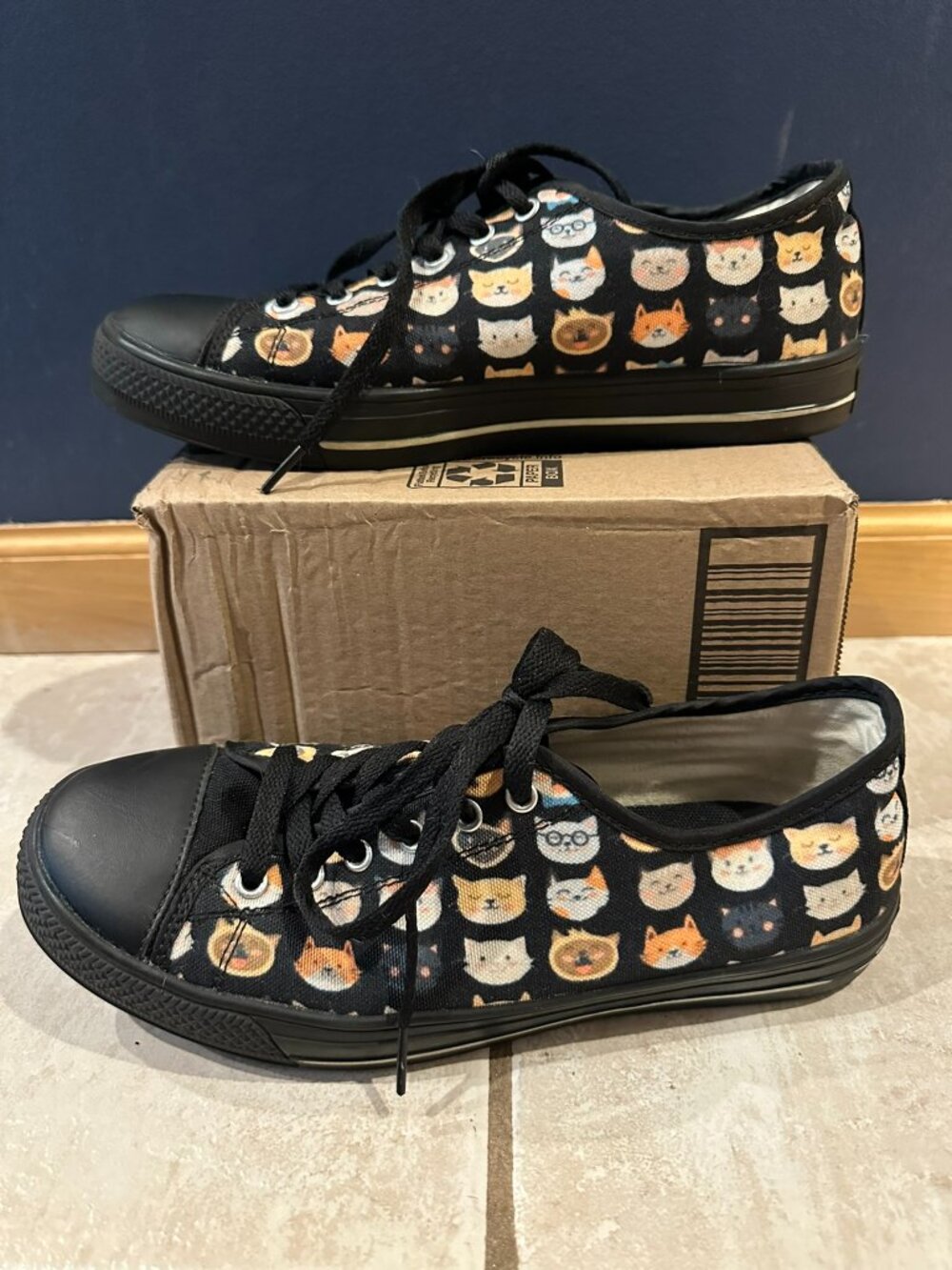 Women's Cat Print Canvas Tennis Shoes Size 9 black and multicolored Cat Sneakers